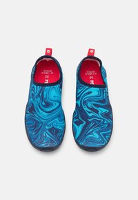 Blå och turkosa slip-on skor med ett marmorliknande mönster, gummisulor och röd inredning. Har en dragflik för enkel påtagning. Storlek 32.