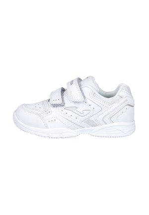 Zapatilla deportiva blanca con un diseño aerodinámico, que cuenta con dos correas de Velcro, detalles perforados y una suela de goma texturizada.