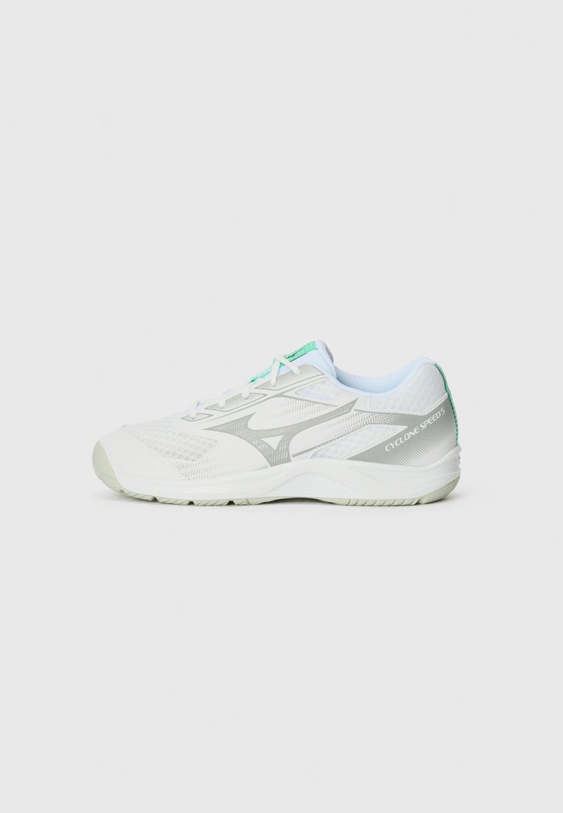 Weiße Sportschuhe mit einem Obermaterial aus Mesh, silbernen Akzenten und einer hellgrünen Ferse. Verfügt über eine gepolsterte Sohle und Schnürsenkel in einem kontrastierenden Türkis.