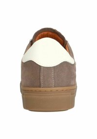 Bruine suède sneaker met een witte leren hielaccent, een gestructureerde rubberen zool en een oranje binnenvoering. Achteraanzicht weergegeven.