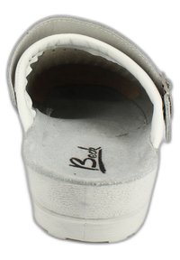 Witte open slingback sandaal met een getextureerde zool en een zachte suede binnenkant. Heeft een plat ontwerp met een band over de bovenkant en gestikte details.