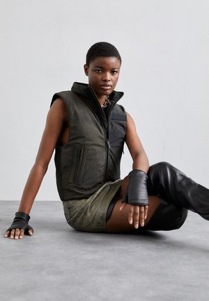 032c AURORA FITTED VEST - Mellény - brown