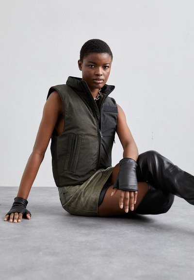 032c AURORA FITTED VEST - Veste sans manches - brown