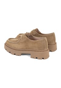 Braune Wildleder-Schnürschuhe mit einer klobigen, strukturierten Gummisohle und traditionellen Mokassin-Nähten an der Zehe.