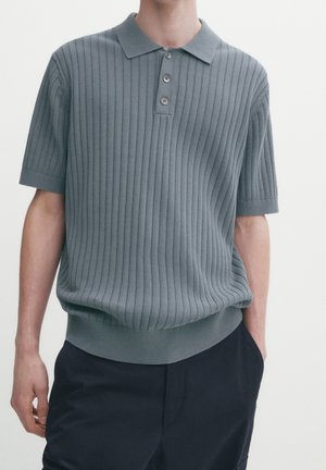 Graues, geripptes Strick-Poloshirt mit dreiknöpfiger Knopfleiste, kurzen Ärmeln und lockerer Passform. Verfügt über einen einfarbigen, strukturierten Stoff und einen taillierten Saum.