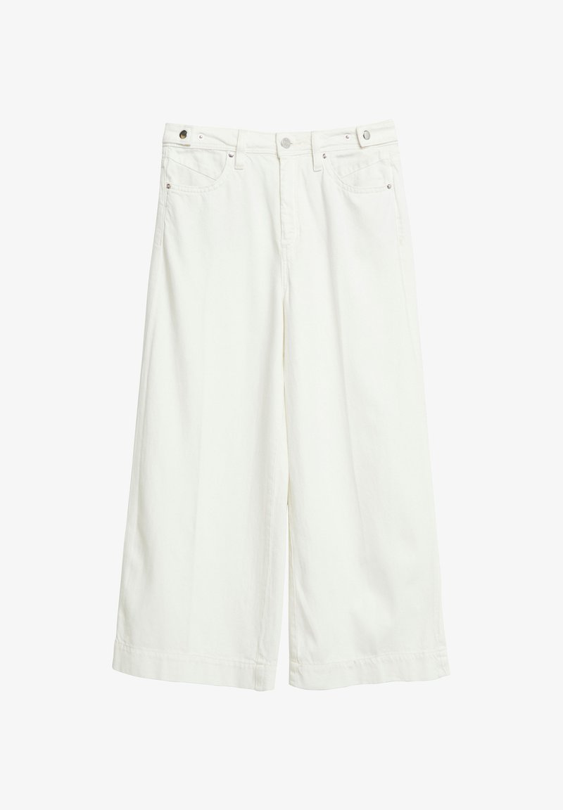 Pantalon blanc large et court avec passants pour ceinture, bouton à l'avant, fermeture éclair et design à cinq poches.