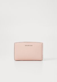 Portafoglio in pelle rosa con una texture liscia, design minimalista e nome del marchio impresso sulla parte anteriore. Forma rettangolare compatta.