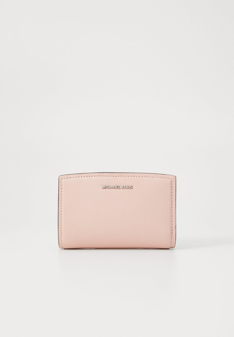 Portafoglio in pelle rosa con una texture liscia, design minimalista e nome del marchio impresso sulla parte anteriore. Forma rettangolare compatta.