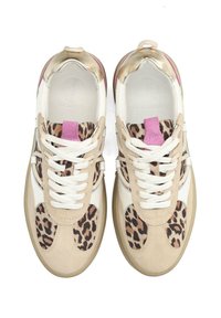 Sneakers gemaakt van beige suède en wit leer, met een luipaardprint ontwerp, gouden accenten en witte veters; roze hieltab détail.