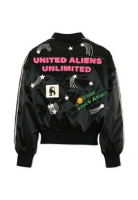 Chaqueta bomber negra con texto rosa "United Aliens Unlimited", estrellas fugaces blancas, un parche de gato negro y bordado verde "Alien Snack Attack".