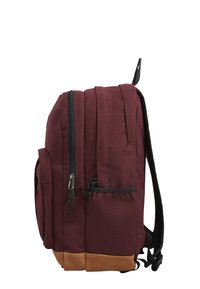 Mochila color burdeos con un tejido duradero, dos cremalleras, acentos negros y una sección inferior marrón. Presenta correas acolchadas y múltiples bolsillos.