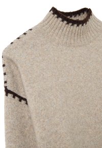 Pull en laine beige avec un col montant, présentant un motif d'accent marron foncé sur les épaules et des poignets côtelés. Texture lisse.