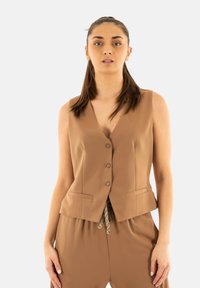 Gilet marrone senza maniche con scollo a V, cinque bottoni e due tasche frontali. Tessuto morbido, design su misura, adatto per un abbigliamento casual o da lavoro.