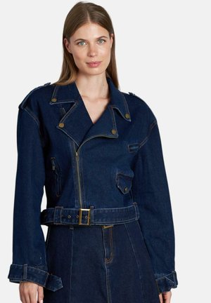 Donker denim motorjack met een verstelbare taille, rits aan de voorkant en rechthoekige zakken. Voorzien van goudkleurige hardware en brede revers.