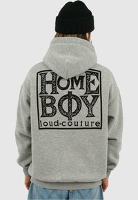 Felpa grigia con cappuccio caratterizzata da una grande grafica nera sul retro con la scritta "HOME BOY loud.couture." Tessuto testurizzato, cappuccio e polsini a coste.