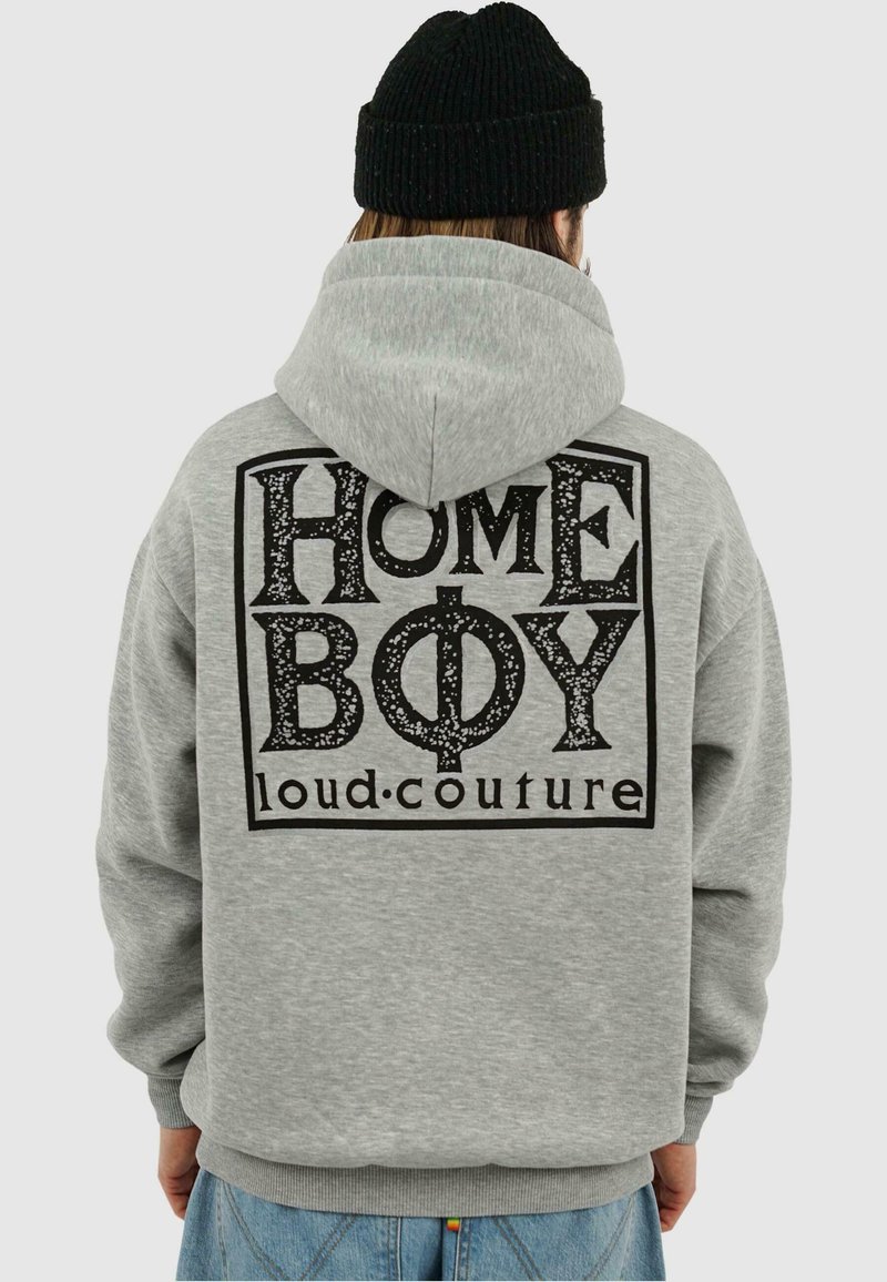 Felpa grigia con cappuccio caratterizzata da una grande grafica nera sul retro con la scritta "HOME BOY loud.couture." Tessuto testurizzato, cappuccio e polsini a coste.