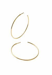 Pendientes de aro de oro con un diseño delgado y suave. Presentan una estructura metálica ligera y una forma circular minimalista.