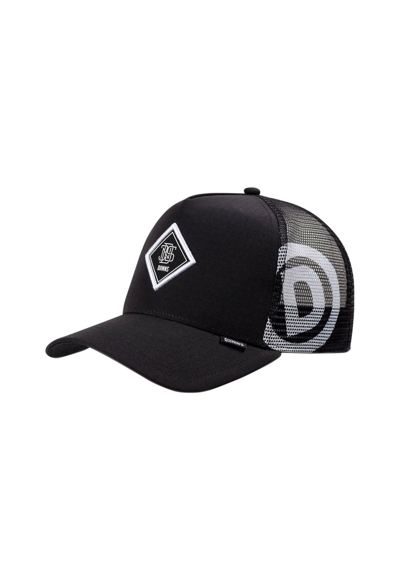 Gorra negra con una parte frontal estructurada, trasera de malla, parche con logo de diamante en la parte delantera y visera curva. Presenta una sutil tela texturizada.