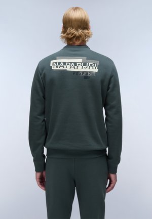 Grüner Sweatshirt mit großem "NAPAPIJRI"-Logo in Beige auf dem Rücken, mit einer glatten Textur und gerippten Bündchen und Saum.