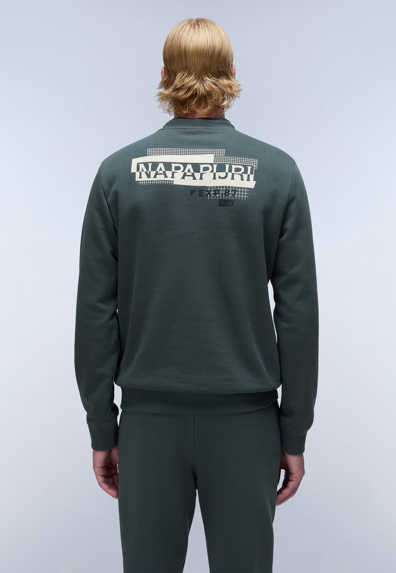 Grüner Sweatshirt mit großem "NAPAPIJRI"-Logo in Beige auf dem Rücken, mit einer glatten Textur und gerippten Bündchen und Saum.