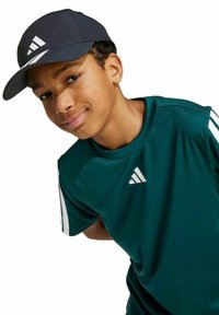 Zwarte baseballpet met wit logo, groene sportieve shirt met korte mouwen en witte strepen, ronde hals, gladde textuur, casual pasvorm.