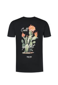 Zwarte t-shirt met een grote groene cactus en oranje bloemen, met de tekst "Bel me als je verdwaald raakt" en het logo "Pure Path" eronder.