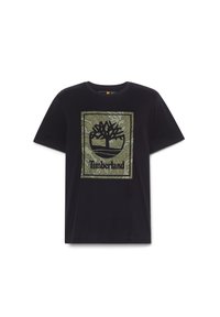 Camiseta negra de algodón con diseño de mangas cortas. Presenta un cuadrado de camuflaje verde con un logo de árbol negro y el texto "Timberland".