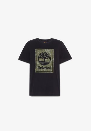 T-shirt nera in cotone con design a maniche corte. Presenta un quadrato verde camouflage con un logo di un albero nero e il testo "Timberland".