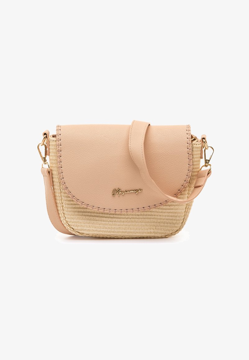Bolso bandolera de piel rosa pálido con base de paja trenzada, detalle de logo dorado, cierre de solapa magnético y correa ajustable.