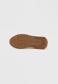 Καφέ λαστιχένια σόλα με διακριτικό σχέδιο ελικοειδούς πέλματος, που διαθέτει το λογότυπο "MICHAEL KORS" στο κέντρο και υφασμένες λεπτομέρειες.