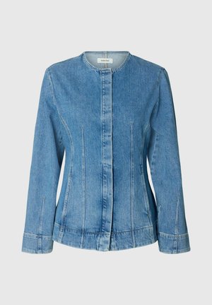 Veste en denim bleu à manches longues, col sans col, coutures frontales et fermeture à boutons cachée.