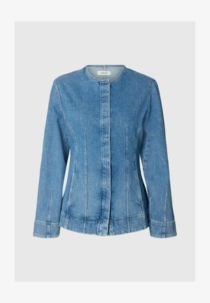 Veste en denim bleu à manches longues, col sans col, coutures frontales et fermeture à boutons cachée.