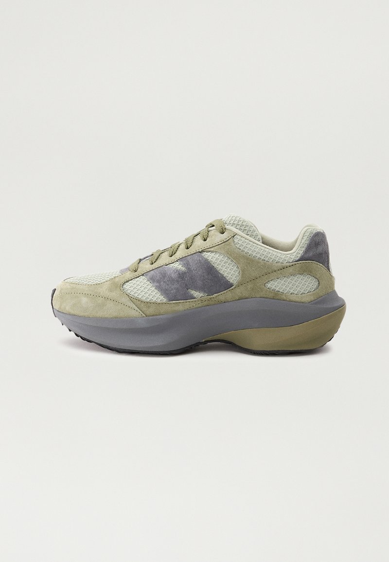 Sportssko med en lysegrøn mesh-overdel, suede-detaljer, mørkegrønne accenter og en tyk grå gummisål. Snørret design.