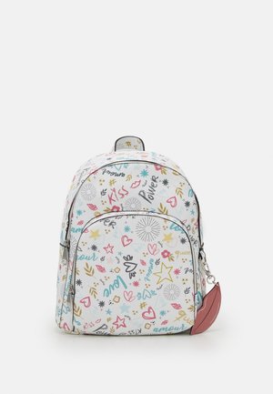 Biały plecak z kolorowymi rysunkami serc, gwiazd, ust i słów takich jak „całuj”, „moc” i „miłość”, z brelokiem w kształcie różowych ust.