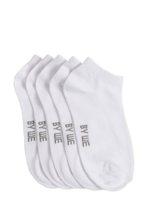 Cinq paires de chaussettes blanches coupées en coton doux, avec un texte gris "BY ME" sur le côté. Texture lisse et design structuré.