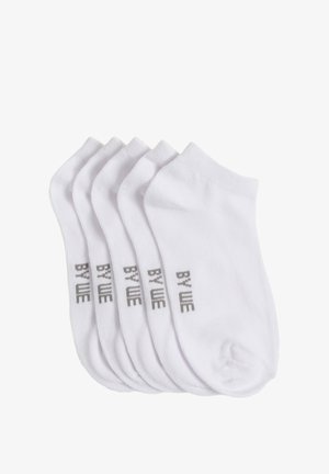 Cinq paires de chaussettes blanches coupées en coton doux, avec un texte gris "BY ME" sur le côté. Texture lisse et design structuré.