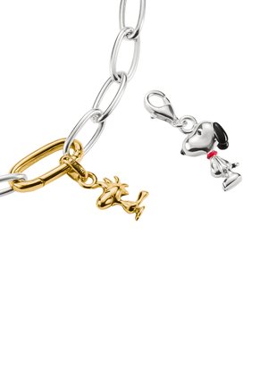 Armband aus Metall in Silber- und Goldtönen mit einer silbernen Snoopy-Figur und einer goldenen Woodstock-Figur, mit glatten Oberflächen und Comic-Motiven.