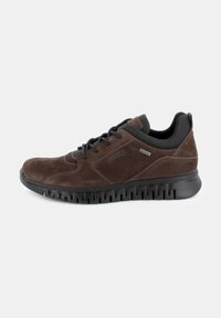 Sneaker in camoscio marrone con suola in gomma nera, caratterizzato da un'apertura imbottita, lacci piatti e un design testurizzato lungo il bordo della suola.