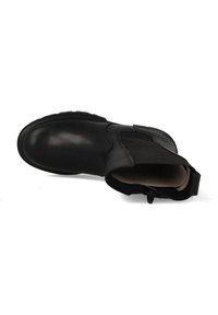Zwarte enkellaars met een gladlederen bovenwerk, elastische zijpanelen en een stevige rubberen zool. Interieur bekleed met zacht materiaal.