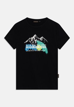 Zwart katoenen T-shirt met een berggrafiek en de tekst "NAPAPIJRI geographic" in wit, blauw en groen, met een normale pasvorm en ronde hals.