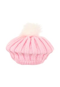 Gebreide roze baret met verticale ribbels, ronde vorm en een zachte, pluizige witte pompon bovenop.