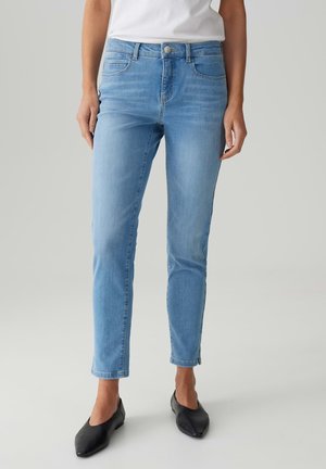 Jeans in denim blu chiaro con vestibilità slim, cinque tasche, patta con cerniera e chiusura a bottone. Presentano una finitura leggermente sbiadita e lunghezza alla caviglia.