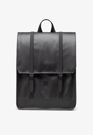 Zaino in pelle nera con design strutturato, parte superiore piatta, due spallacci regolabili e chiusura a scatto. Logo testuale nella parte anteriore in basso.