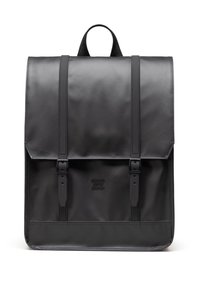 Zaino in pelle nera con design strutturato, parte superiore piatta, due spallacci regolabili e chiusura a scatto. Logo testuale nella parte anteriore in basso.