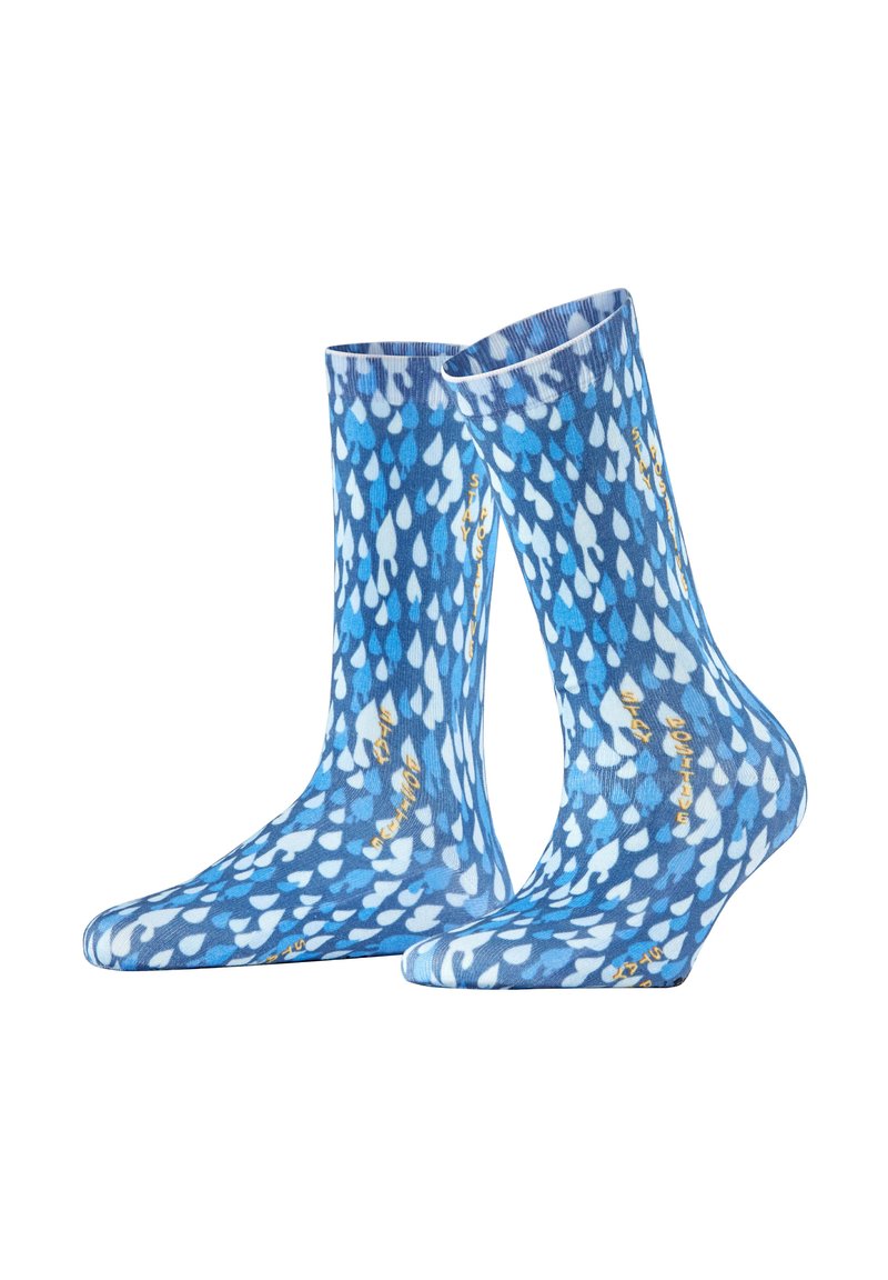 Blaue Socken mit Regentropfenmuster; sie zeigen verschiedene Blautöne, hellblaue Akzente und goldene Schrift mit dem Text "Stay positive".