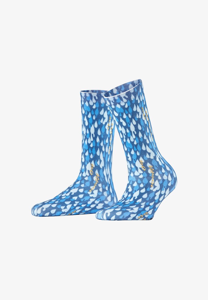 Blaue Socken mit Regentropfenmuster; sie zeigen verschiedene Blautöne, hellblaue Akzente und goldene Schrift mit dem Text "Stay positive".