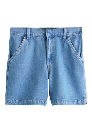 Lyseblå denim shorts med bæltestropper, knaplukning foran og to forlommer på hvid baggrund.
