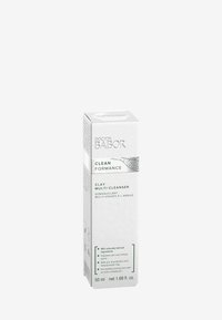 Witte doosverpakking voor Doctor Babor Clay Multi-Cleanser, met groene tekst en een minimalistisch ontwerp. Bevat 50 ml product.