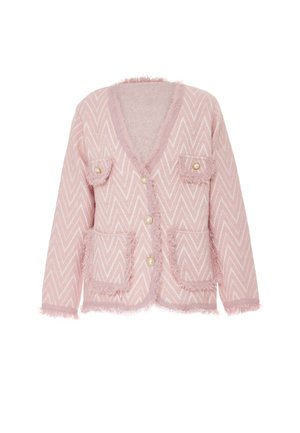 Rosa Cardigan mit Zickzackmuster, ausgestattet mit einem V-Ausschnitt, zwei Brusttaschen und fransigen Abschlüssen. Abgerundet mit runden, hellen Knöpfen.