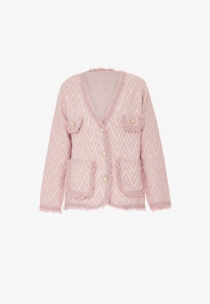 Rózsaszín boleró chevron mintázattal, V-nyakkal, két mellzsebekkel és rojtos szélekkel. Kerek, világos színű gombokkal díszítve.